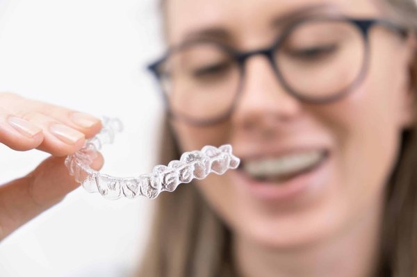 Dr smile vs invisalign : quel aligneur dentaire choisir ?