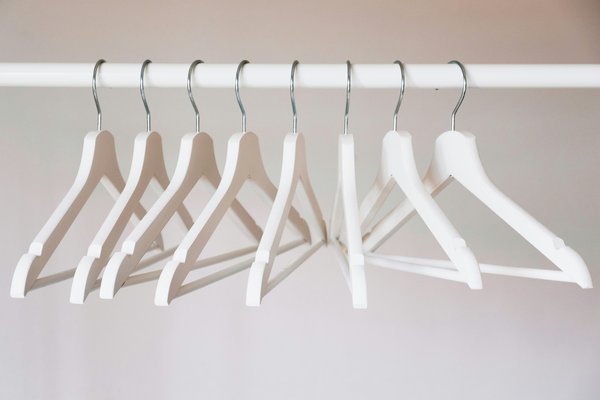 Acheter des cintres : conseils pour optimiser votre boutique